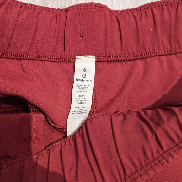 Lululemon on the fly pant size 6 burgundy - Picture 2 of 4